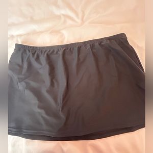 Croft &Barrow women’s black swim skirt. Size 16